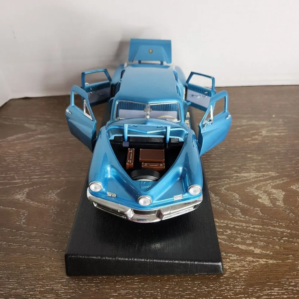 Road Legends 1948 Aqua Blue Tucker 1:18 Diecast Car # 92268 With Box and Stand